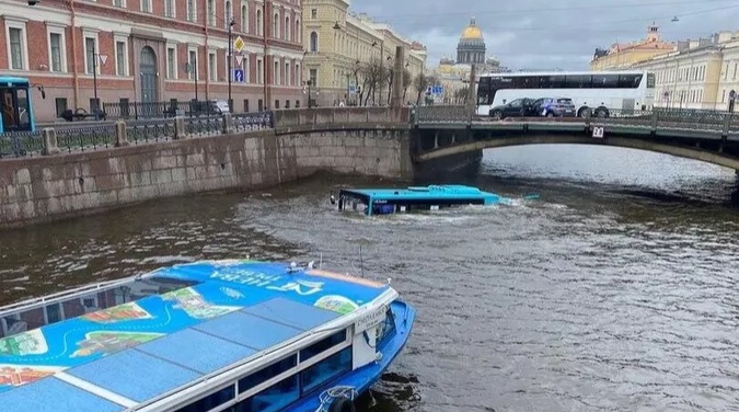 St. Petersburg’da yolcu otobüsünün nehre düşmesi sonucu 4 kişi öldü
