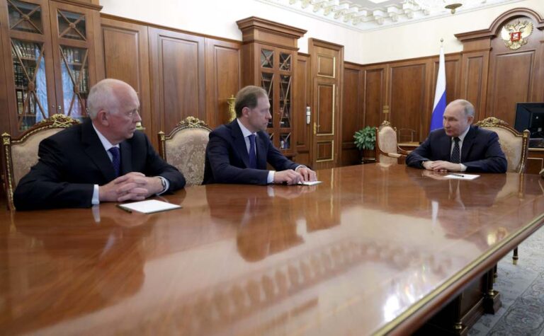 Putin, Manturov ve Chemezov ile toplantı yaptı