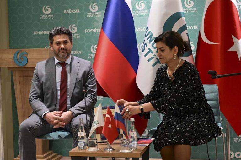 Rusya’da aydınlara Türkiye’nin devlet sembolleri tanıtıldı