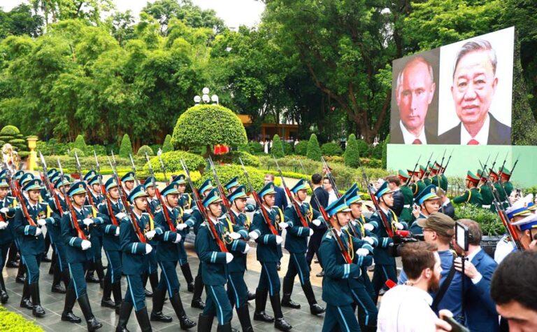 Putin Vietnam’da görüşmelere başladı