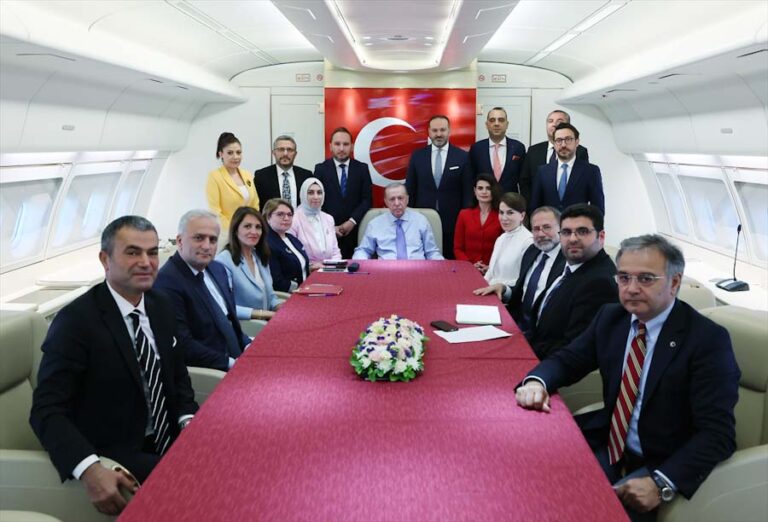 🇹🇷🇷🇺  Erdoğan, Astana dönüşü uçakta gazetecilere Putin ile görüşmesini anlattı