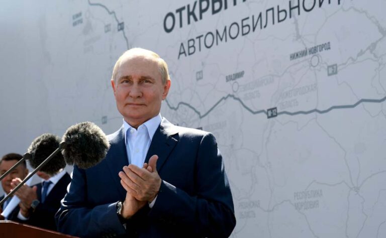 Putin, yol açılışına Lada Aura’nın direksiyonunda geldi