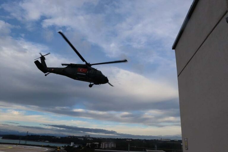 Rus mürettebatlı helikopter Adana’da suya düştü