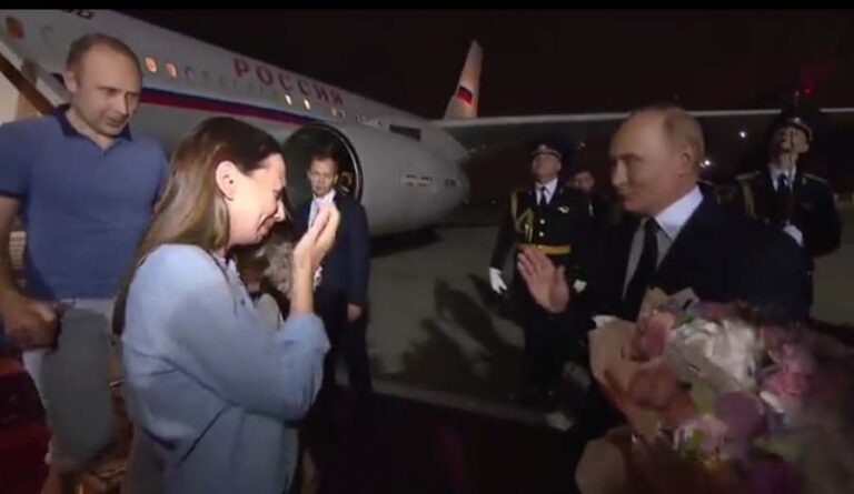 Putin, Ankara’daki takas operasyonuyla Rusya’ya dönenleri havalimanında karşıladı