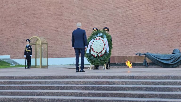 TBMM Başkanı Kurtulmuş, Moskova’daki Meçhul Asker Anıtı’na çelenk bıraktı