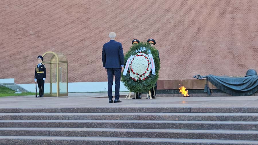 TBMM Başkanı Kurtulmuş, Moskova’daki Meçhul Asker Anıtı’na çelenk bıraktı