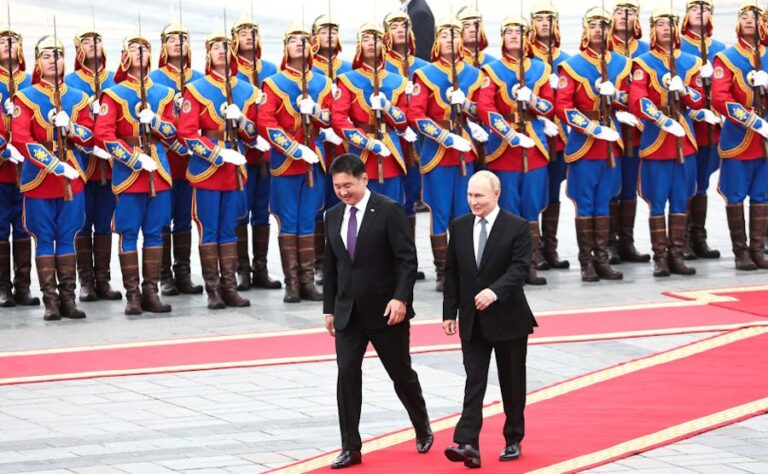 Rusya Devlet Başkanı Putin, Moğolistan’da resmi törenle karşılandı