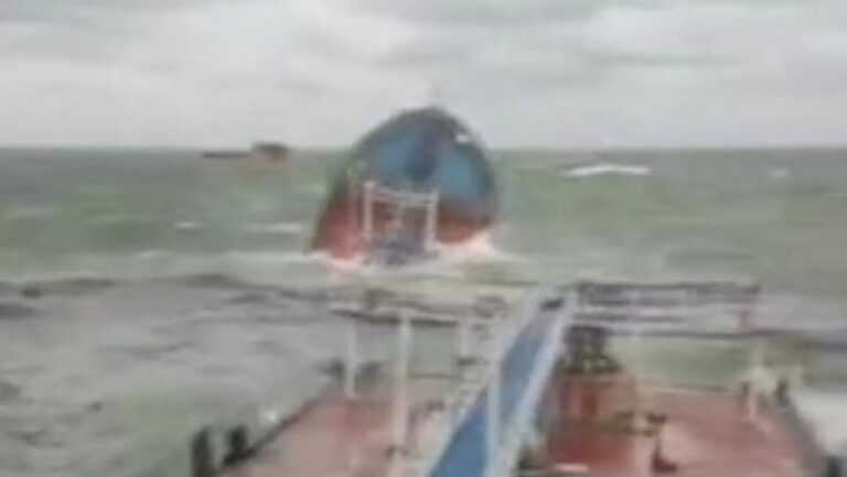 Karadeniz’de fırtınanın yol açtığı ayrı kazalarda 2 Rus tanker gemisi hasar gördü