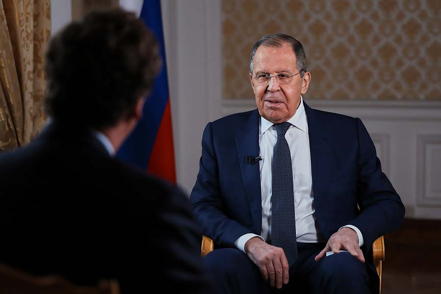 Lavrov, Tucker Carlson’a  konuştu: “Rusya ve ABD, evren için iş birliği yapabilir”