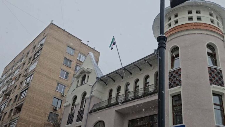 Moskova’daki Suriye Büyükelçiliği binasına yeni bayrak asıldı