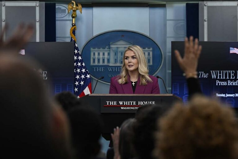 Beyaz Saray: Başkan Trump, Putin ile Zelenskiy’nin aynı masaya oturabileceğine halen inanıyor