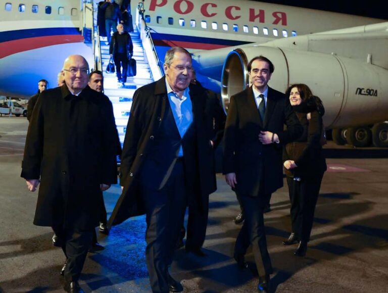 Lavrov’u Ankara’da Samsar karşıladı