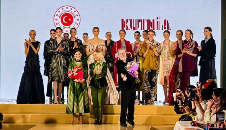 Moskova’da Türk modasının zaferi: Kutnu kumaşı dünya sahnesinde!