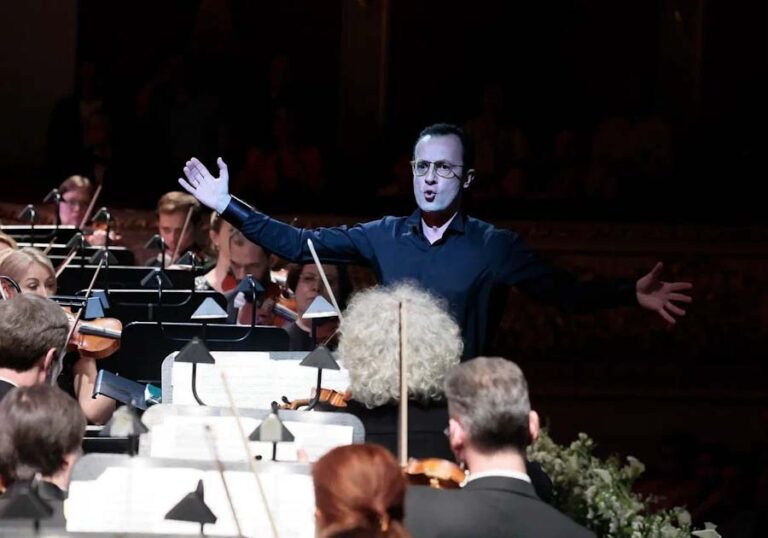 CSO Şefi Deliorman Tarihi Bolşoy Tiyatrosu’nda konser yönetti