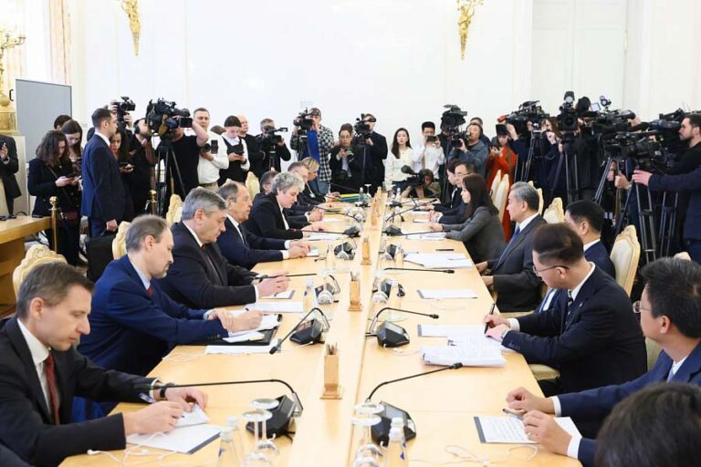 Rusya ve Çin Dışişleri Bakanları Moskova’da ikili ilişkileri görüştü