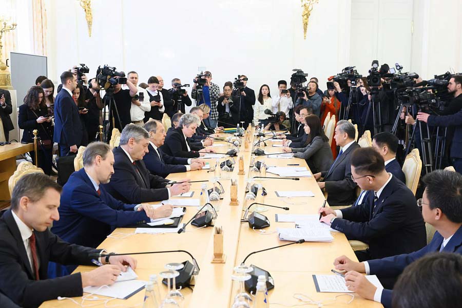 Rusya ve Çin Dışişleri Bakanları Moskova’da ikili ilişkileri görüştü