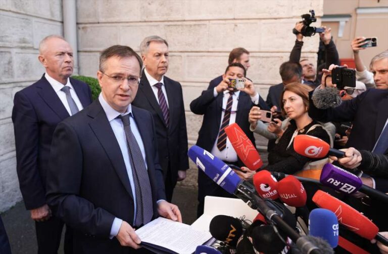 Medinskiy: Putin’in tarih bilgisi uzmanları aşıyor