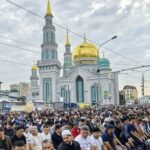 Moskova’da Kurban Bayramı namazında Müslümanlar camilere sığmadı