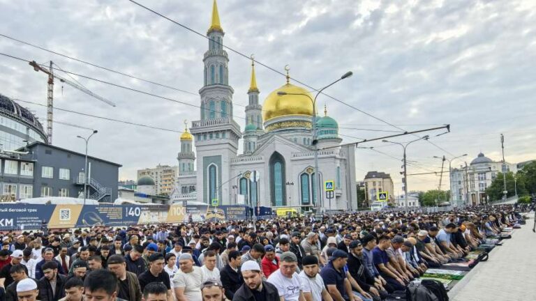 Moskova’da Kurban Bayramı namazında Müslümanlar camilere sığmadı
