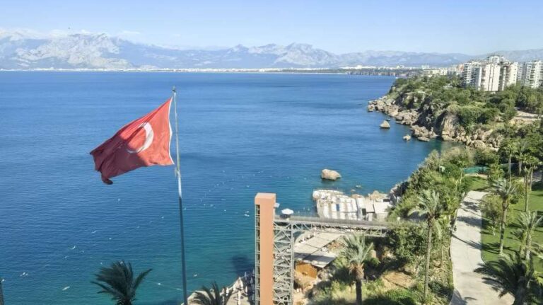 Türk kahvaltısına hakaret eden yoruma Rus gezginden sert yanıt