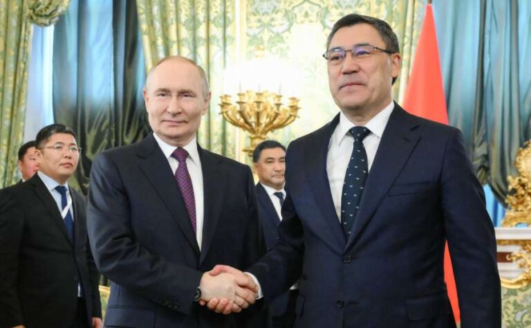 Rusya Devlet Başkanı Putin ve Kırgızistan Cumhurbaşkanı Caparov ikili ilişkileri görüştü