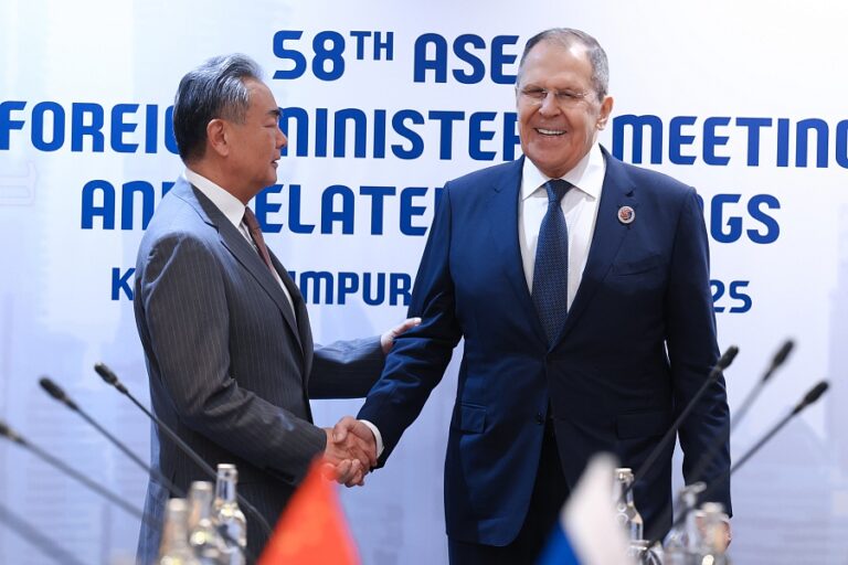 Rusya ve Çin dışişleri bakanları, Asya Pasifik bölgesindeki durumu görüştü