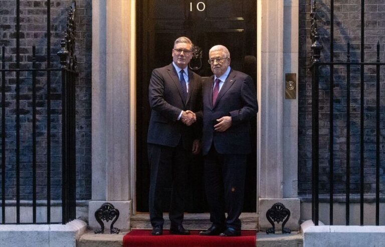 İngiltere Başbakanı, Filistin Devlet Başkanı Abbas ile Londra’da görüştü