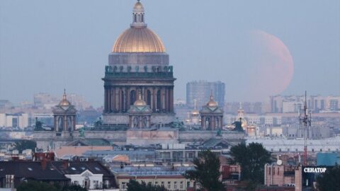 St. Petersburg’da kanlı ay tutulması