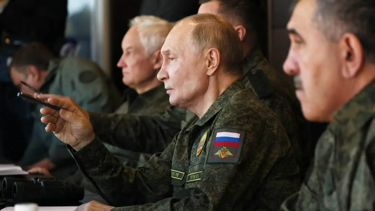 Putin, kamuflajları giydi 'Zapad-2025' tatbikatının finalini yerinde izledi