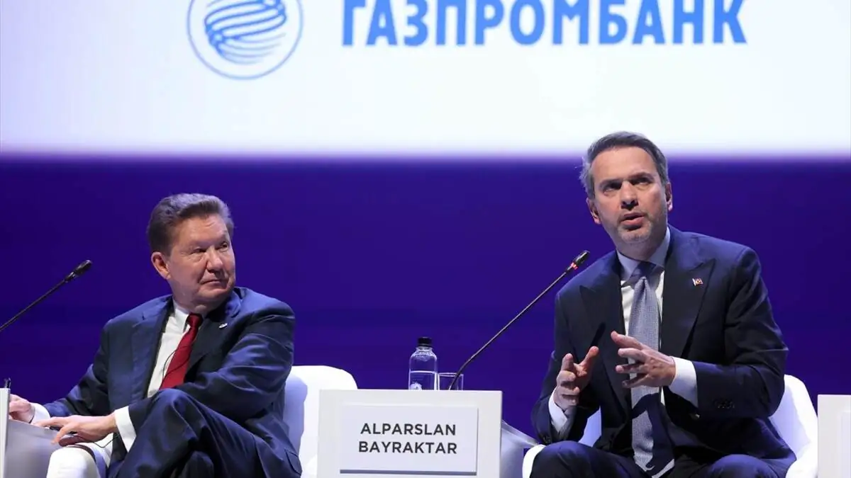 Bayraktar St. Petersburg’da konuştu: Türkiye, uygun maliyetli enerji için yatırımlarını sürdürecek