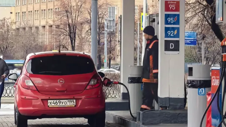 Rosstat: Benzin fiyatları 43 bölgede arttı, 37’sinde geriledi