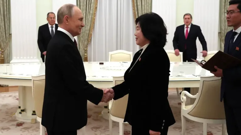 Putin, Kuzey Kore Dışişleri Bakanı Choe’yi Moskova’da kabul etti