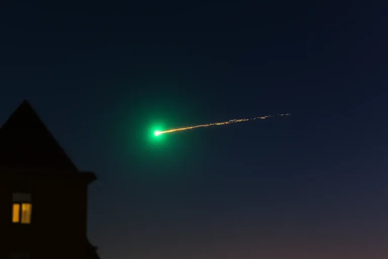 Orta Rusya üzerindeki meteorun parçaları Moskova–Petersburg yoluna düşmüş olabilir