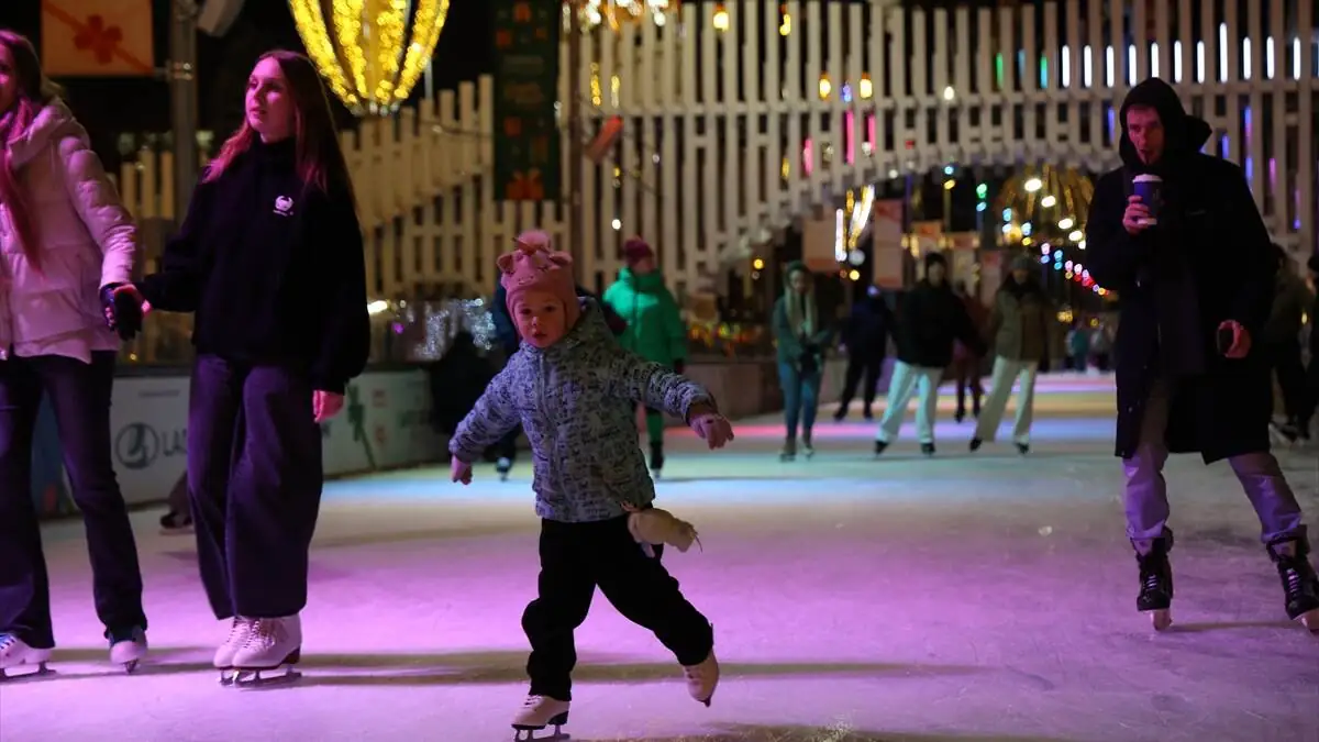 Moskova_VDNH_buz_pisti-30112025-19