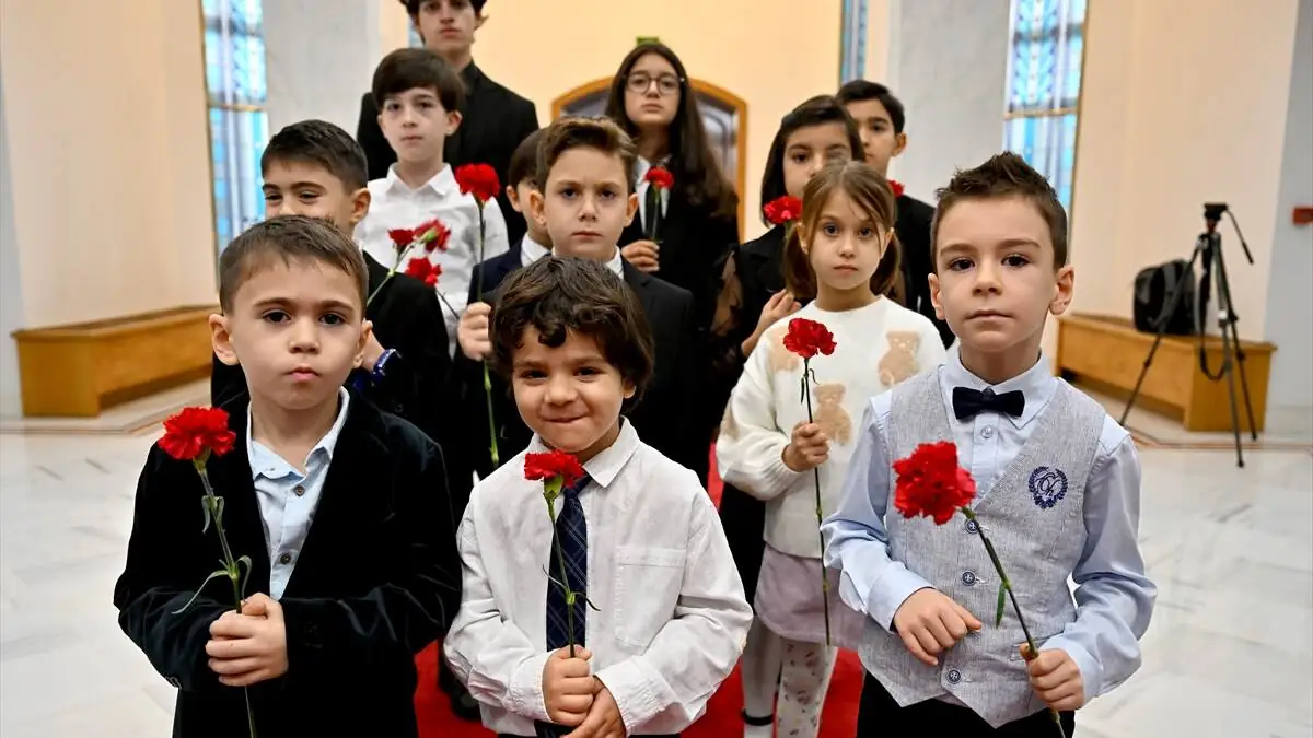 Rusyadaki_Turk_cocuklari_Ataturk_portresini_yapti-09112025-1