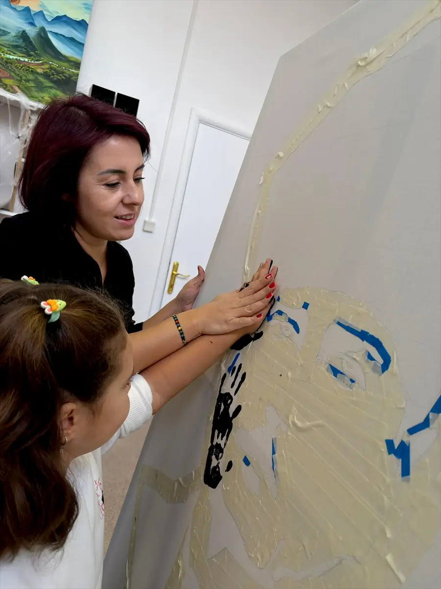 Rusyadaki_Turk_cocuklari_Ataturk_portresini_yapti-09112025-10