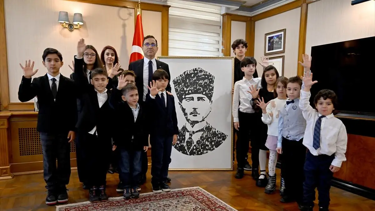 Rusyadaki_Turk_cocuklari_Ataturk_portresini_yapti-09112025-2