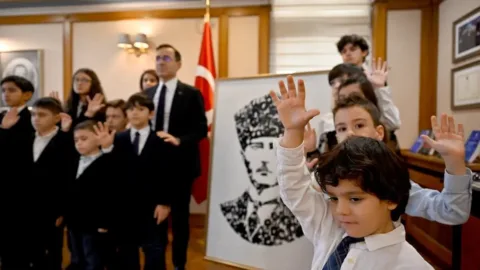 Rusya’daki Türk çocukları minik avuçlarıyla Atatürk’ün portresini yaptı