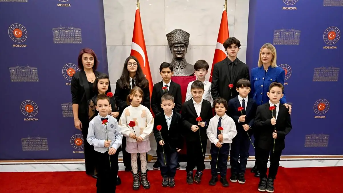 Rusyadaki_Turk_cocuklari_Ataturk_portresini_yapti-09112025-4