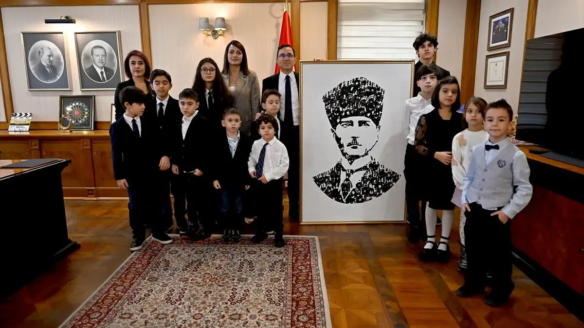 Rusyadaki_Turk_cocuklari_Ataturk_portresini_yapti-09112025-5