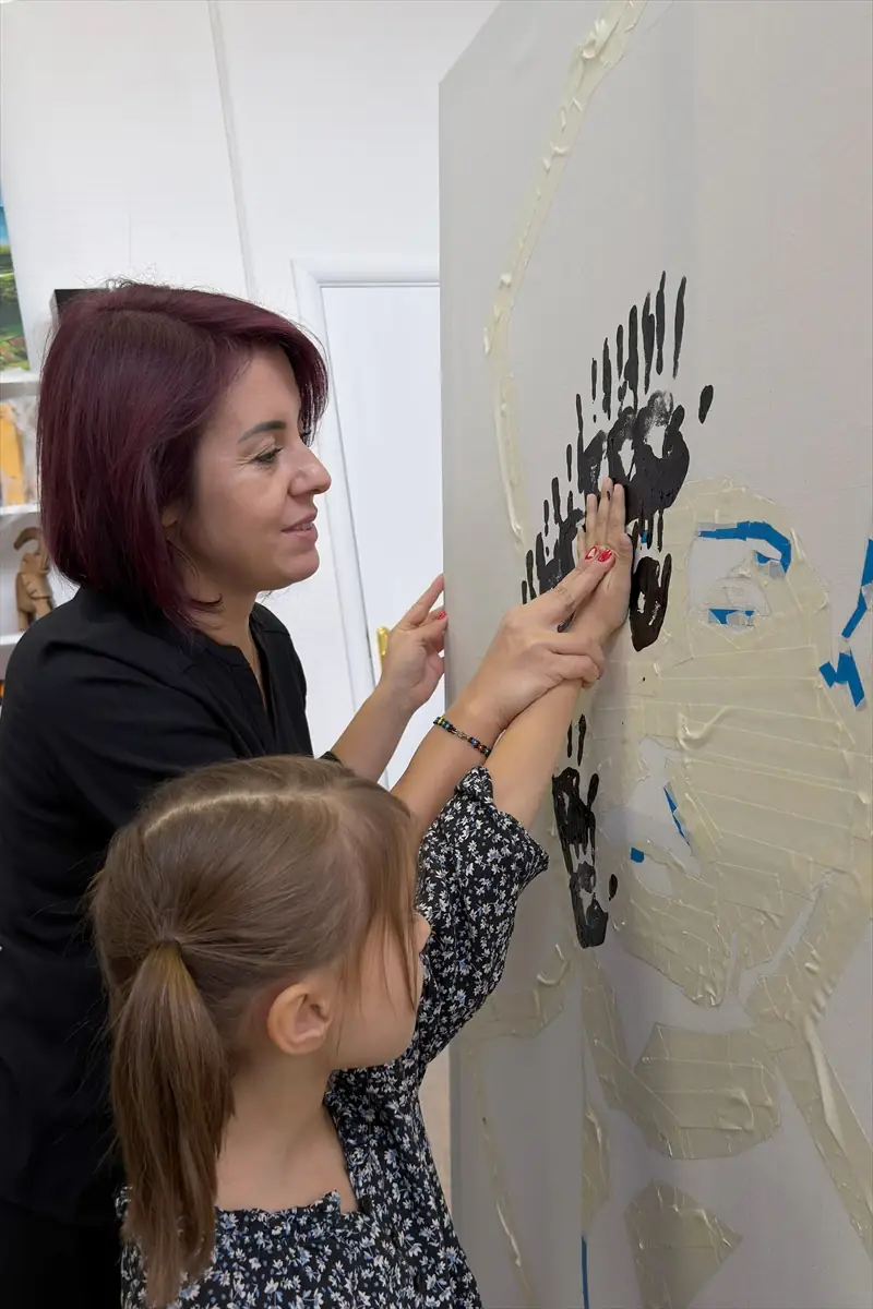 Rusyadaki_Turk_cocuklari_Ataturk_portresini_yapti-09112025-8