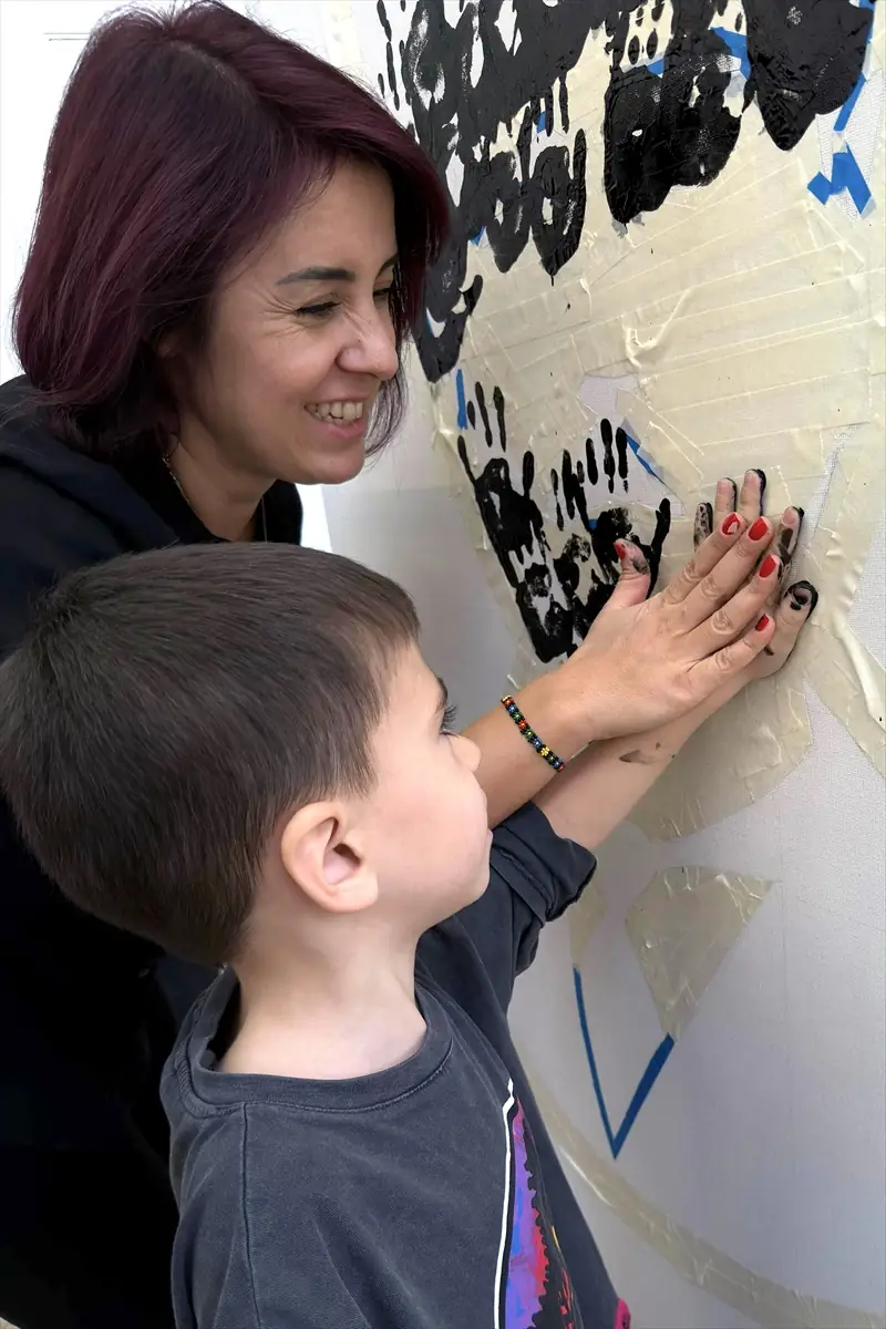 Rusyadaki_Turk_cocuklari_Ataturk_portresini_yapti-09112025-9