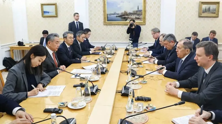 Çin Dışişleri Bakanı Vang, Şoygu ve Lavrov ile bir araya geldi