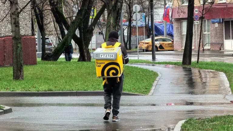 Kuryeler artık trend değil: Rusya Merkez Bankası Moskova’da en çok açık bulunan meslekleri açıkladı