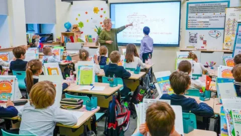 Rusya’da yapay zeka dersinin Ocak 2027’den itibaren tüm okullara yayılması planlanıyor