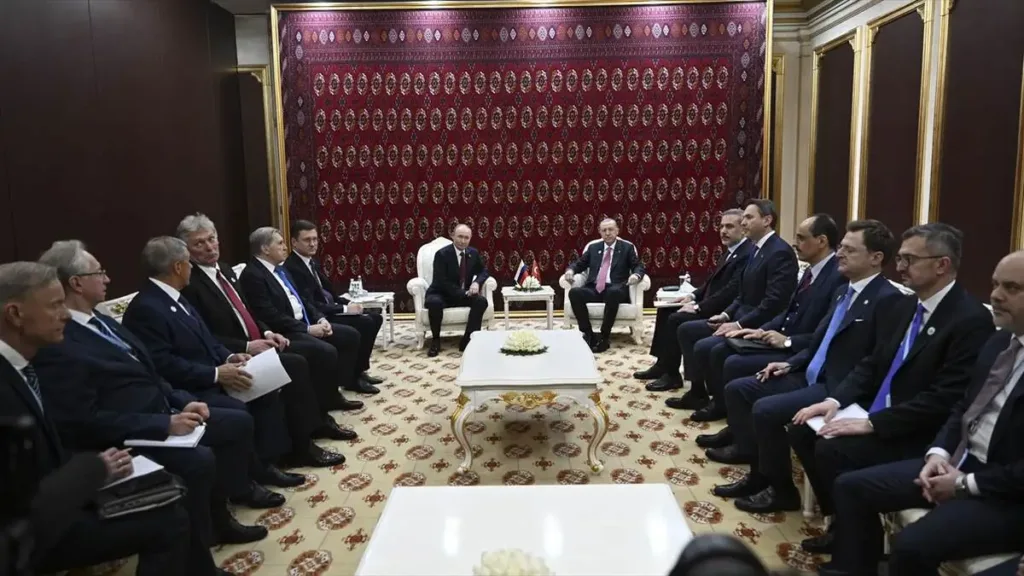 Putin, Aşkabat’ta Erdoğan görüşmesi sonrası Fidan ile ayaküstü sohbet etti