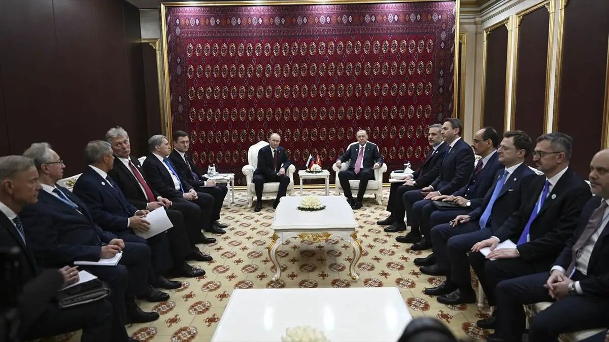 Putin, Aşkabat’ta Erdoğan görüşmesi sonrası Fidan ile ayaküstü sohbet etti