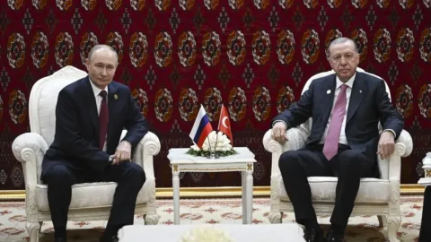 Putin ile Erdoğan Türkmenistan’da görüştü