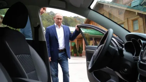 Kremlin Sözcüsü: Putin, bazen sessizce direksiyona geçip arabası ile şehirde dolaşıyor