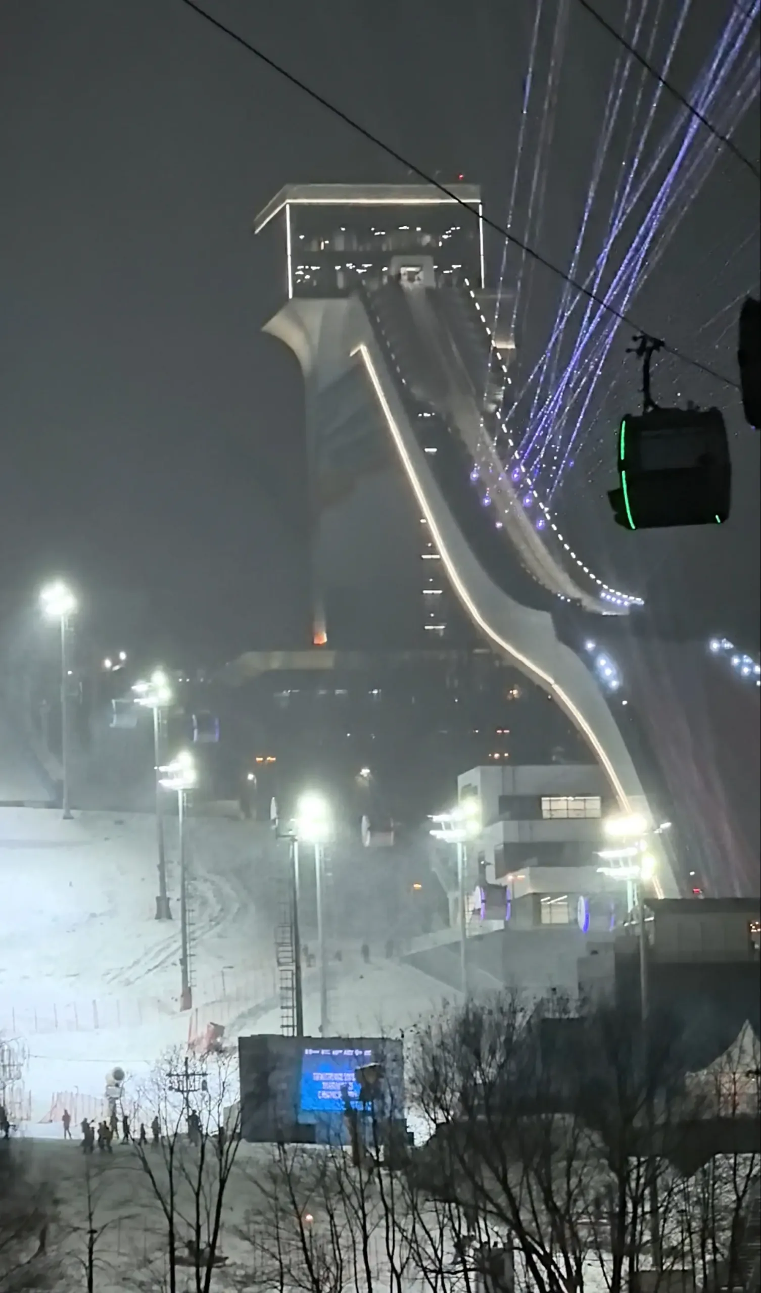 Moskova’daki Vorobyovy Tepeleri’nde yeni Büyük Kayakla Atlama Kulesi açıldı